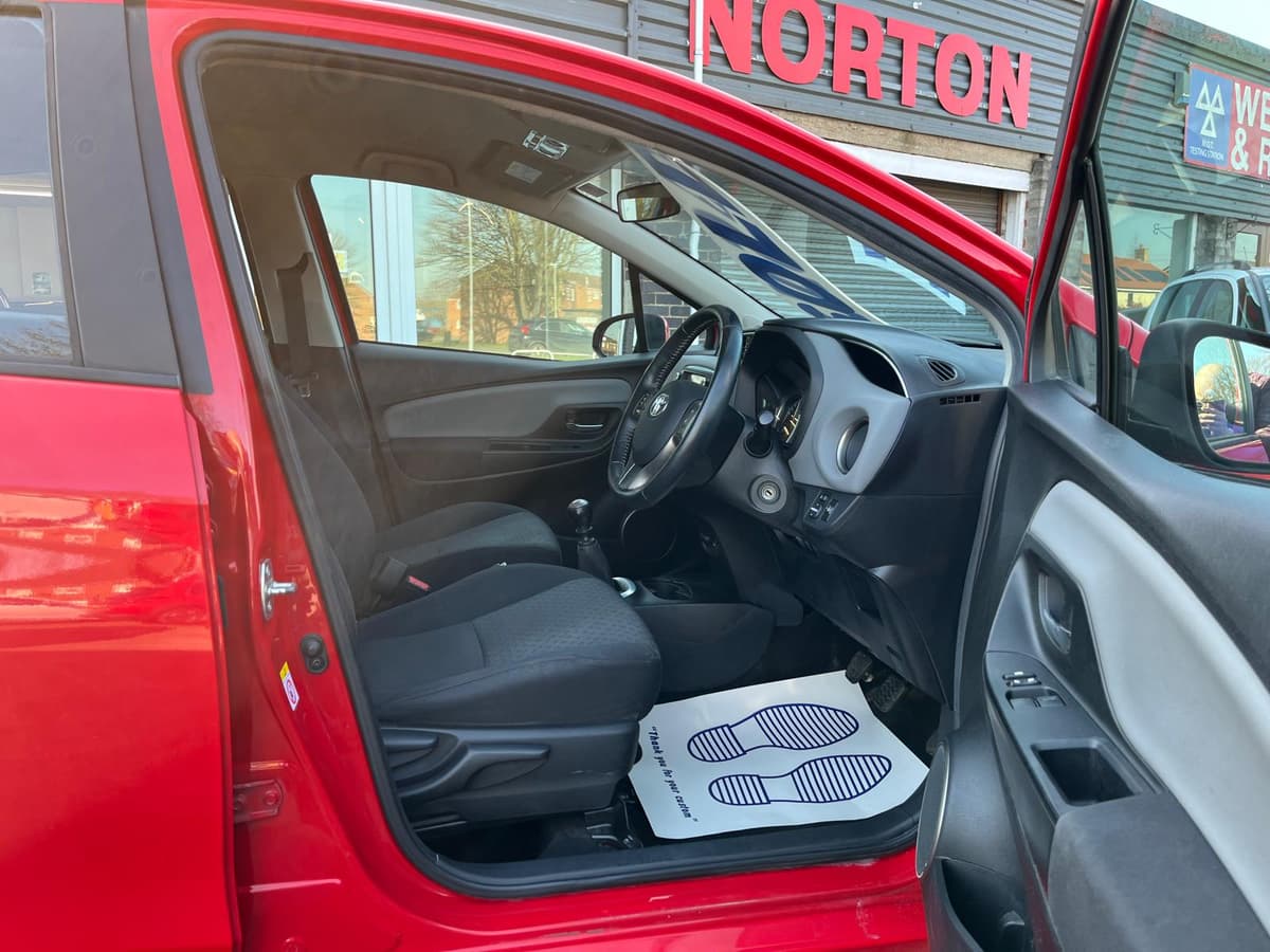 2015 Toyota Yaris Icon VVT-I - Image 24