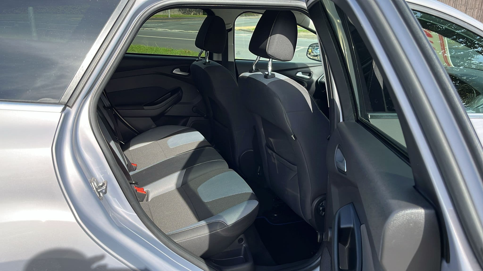 Ford Focus Zetec TDCI Auto - Image 19