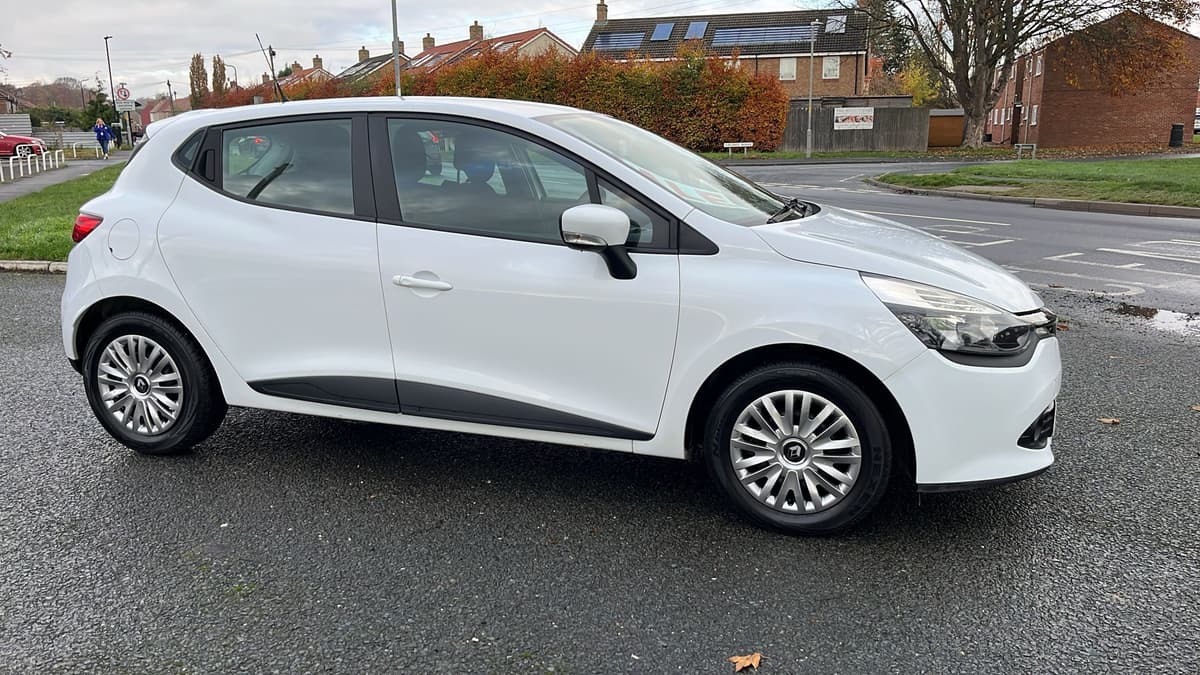 2013 Renault Clio Expression 16v - Image 2
