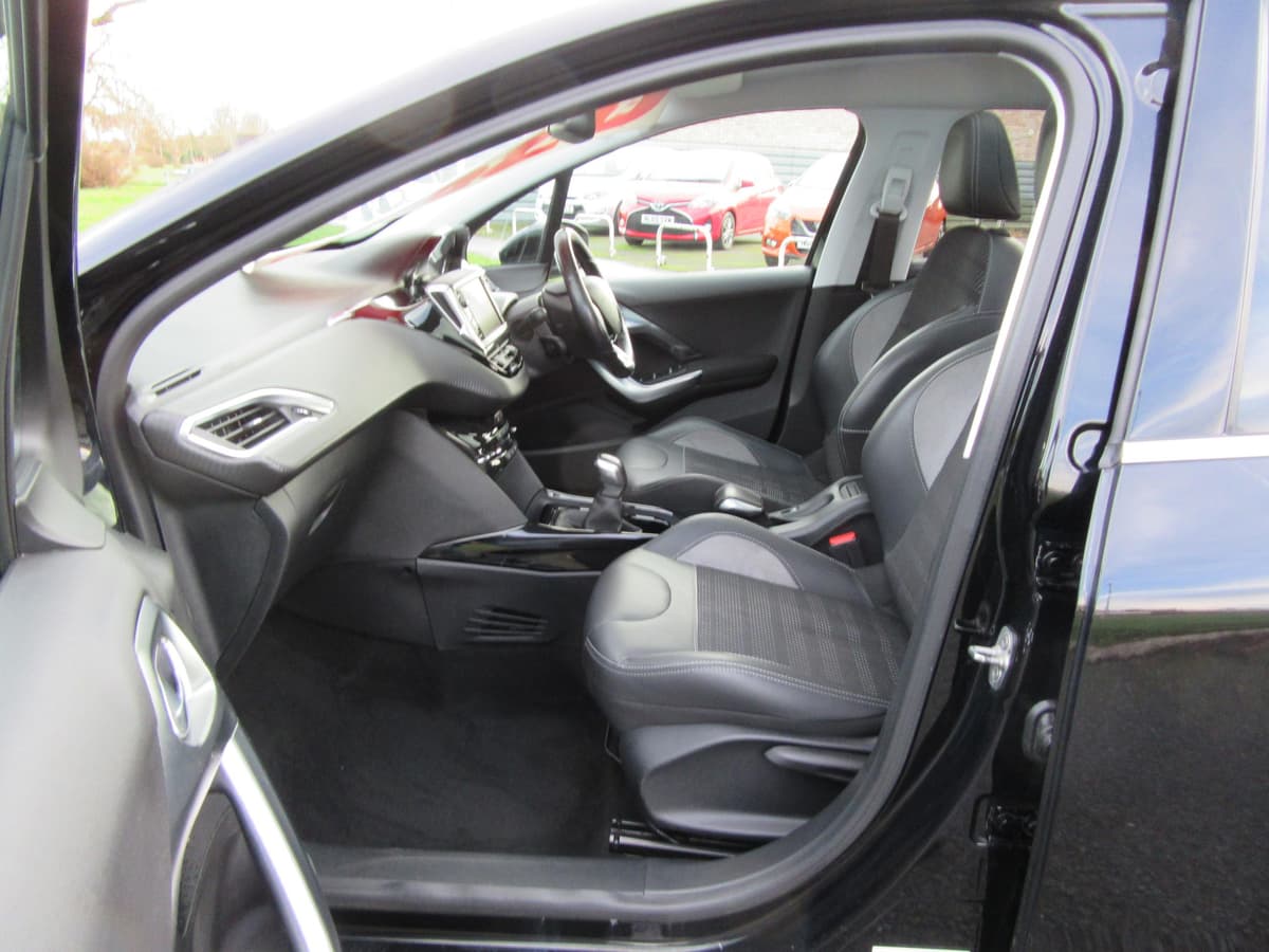 2019 Peugeot 2008 Allure Premium Blue HDi  - Image 25