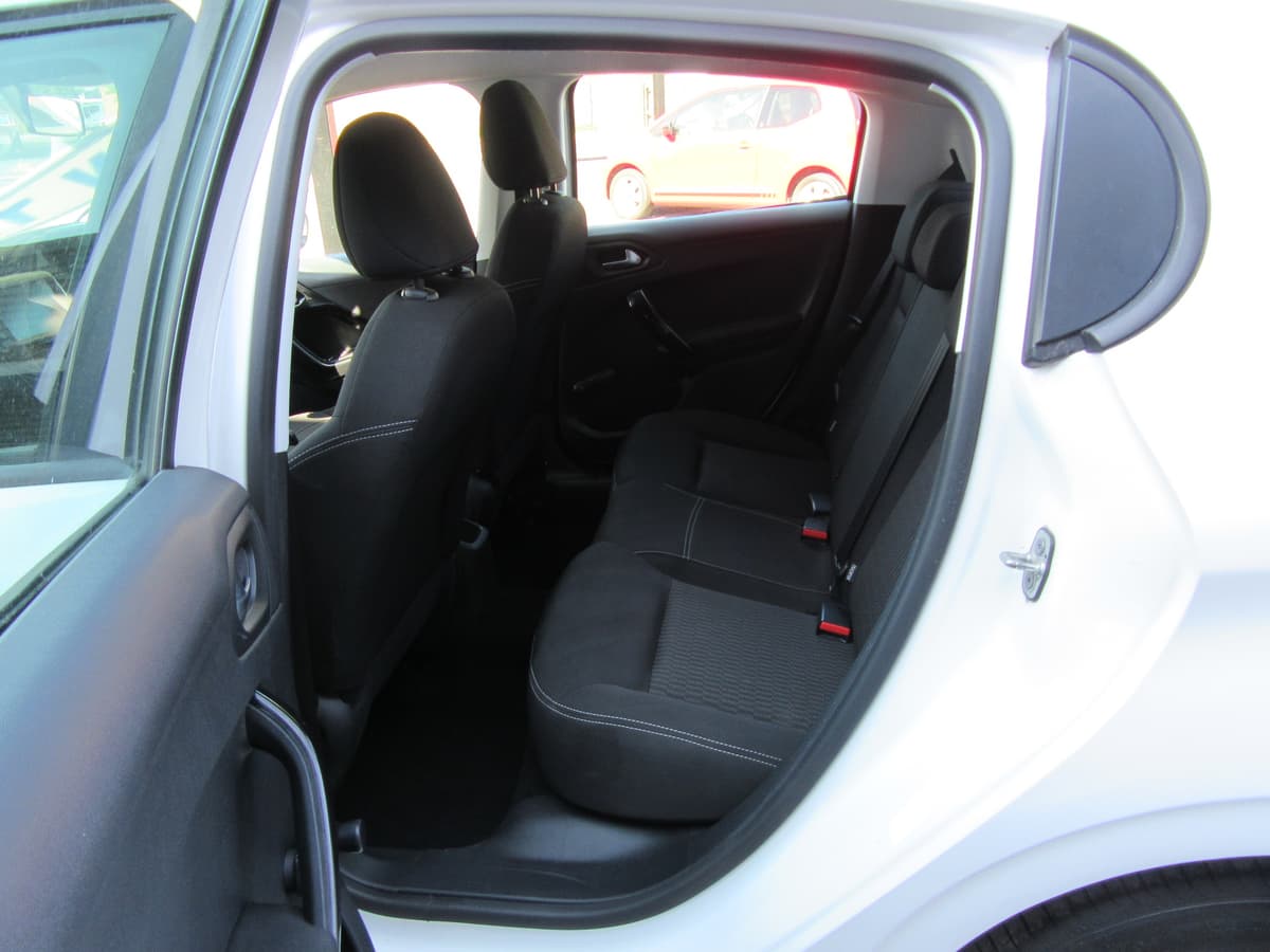 2016 Peugeot 208 Active - Image 18
