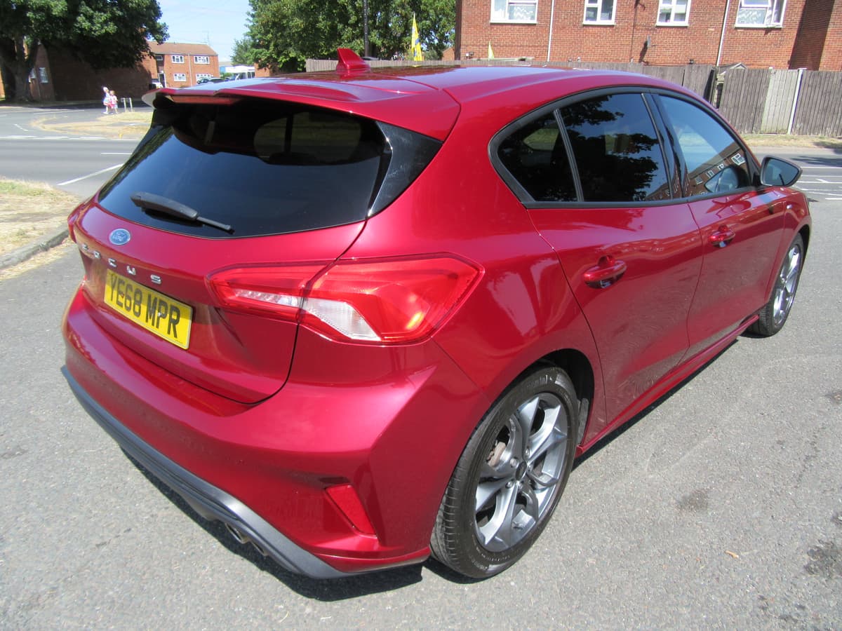 2018 Ford Focus ST-Line - Image 15