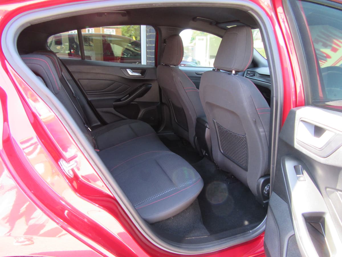 2018 Ford Focus ST-Line - Image 19