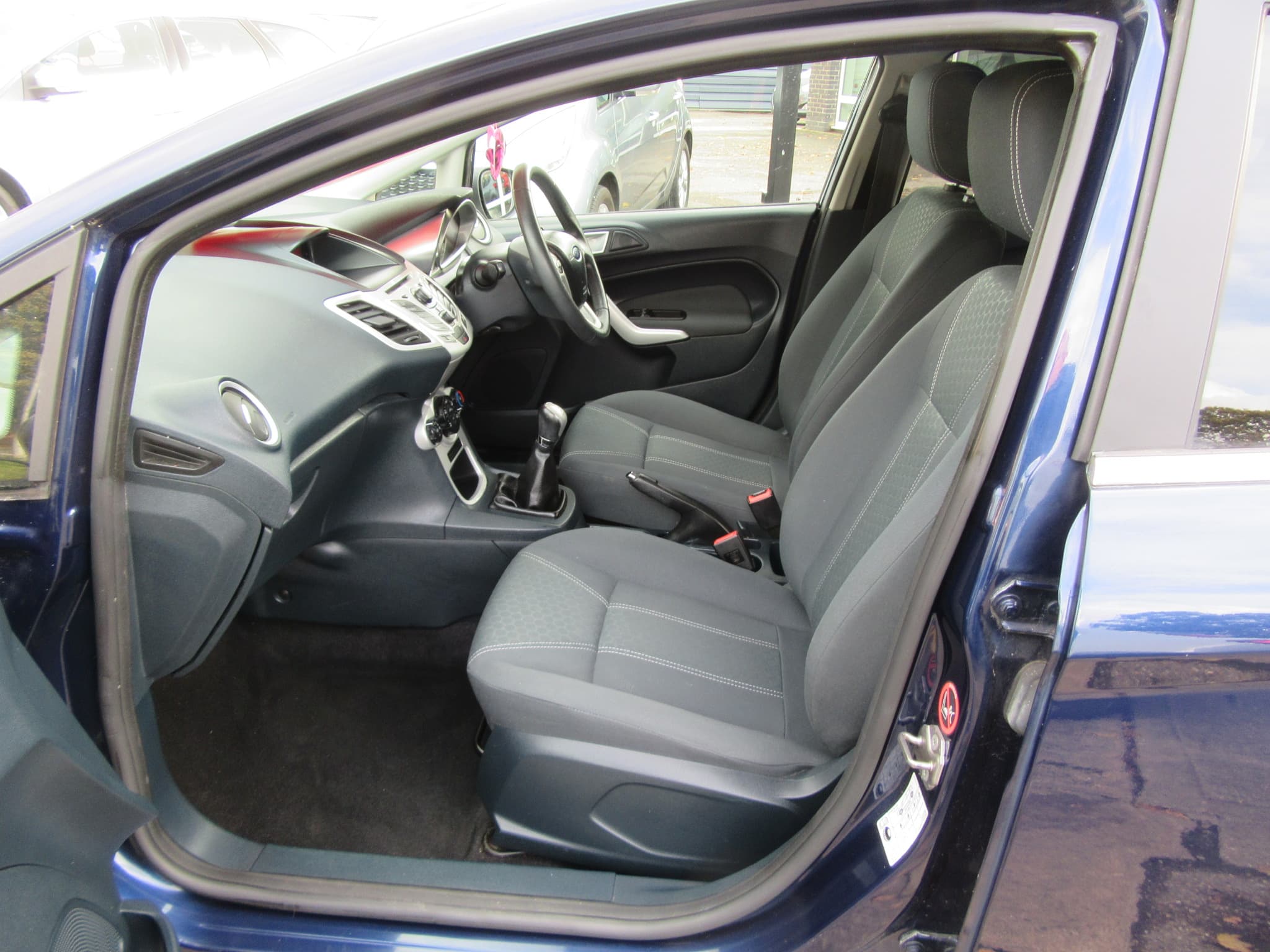 Ford Fiesta Zetec - Image 19