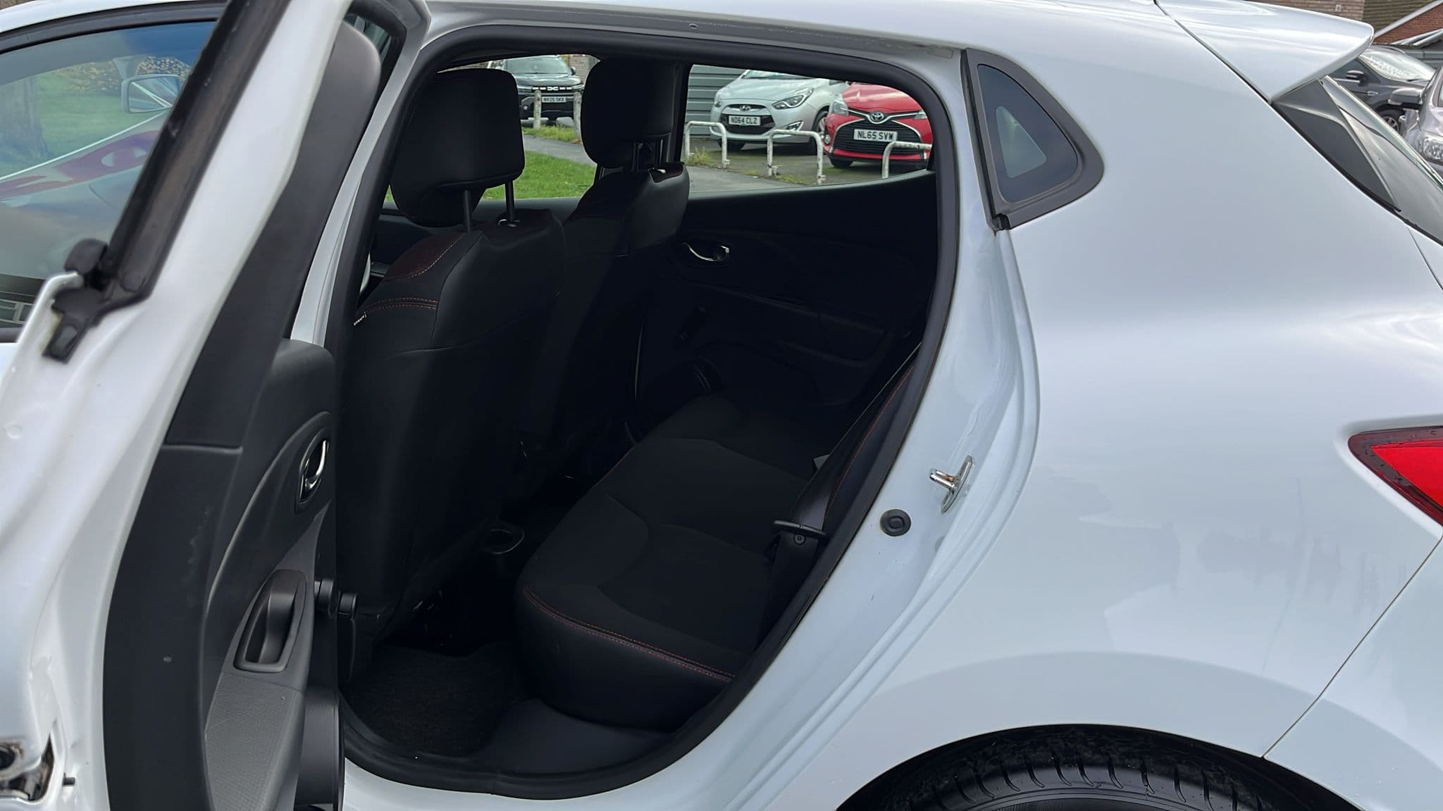 Renault Clio Expression 16v - Image 12