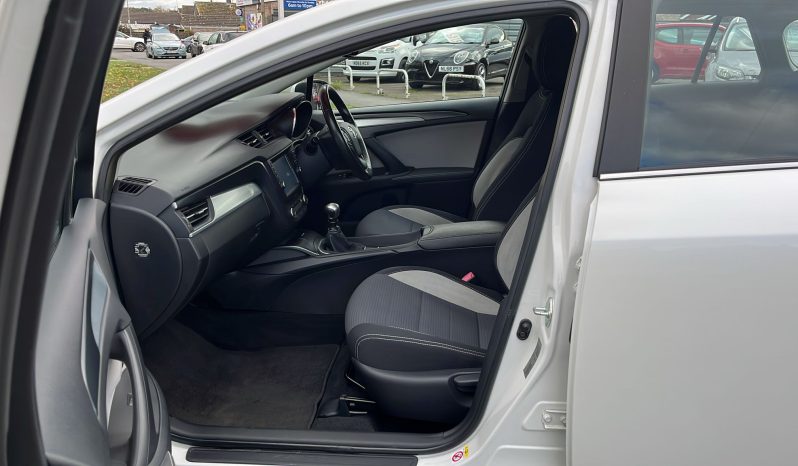 Toyota Avensis 1.6 D-4D Business Edition Touring full